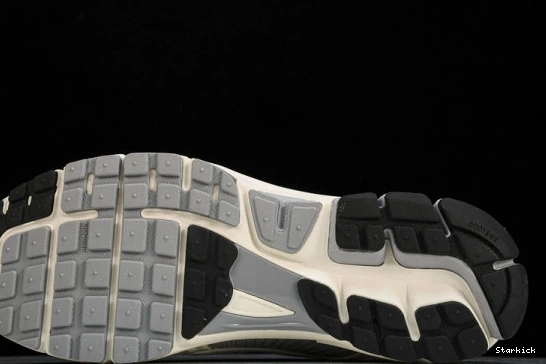  5 Grey Nike BV1358-001 Vast Zoom Vomero  0113